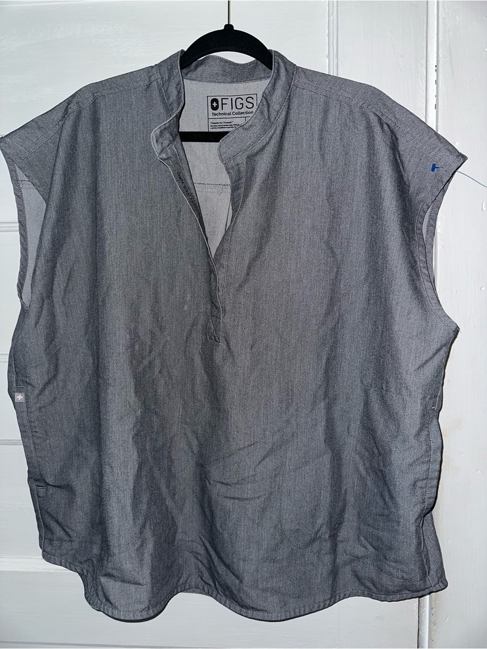 Figs Women’s Grey Short-Sleeve Henley-Style Button Down Shirt